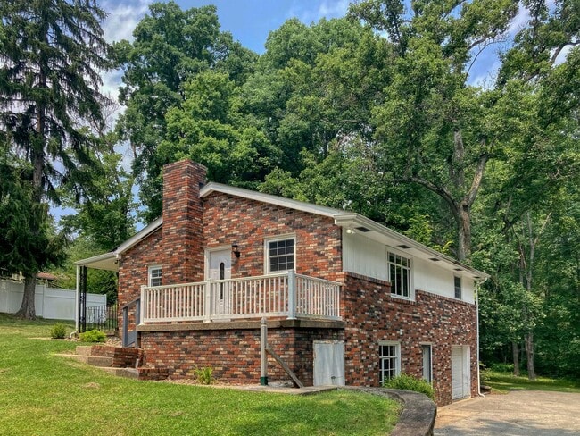 Building Photo - 2 Bedroom Home For Rent in Greensburg