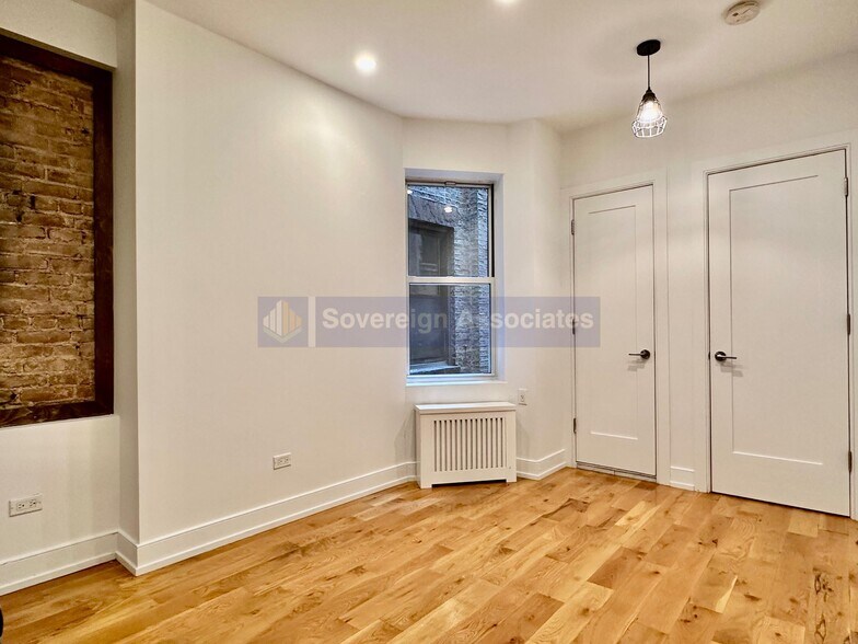 Building Photo - 95 E 7th St