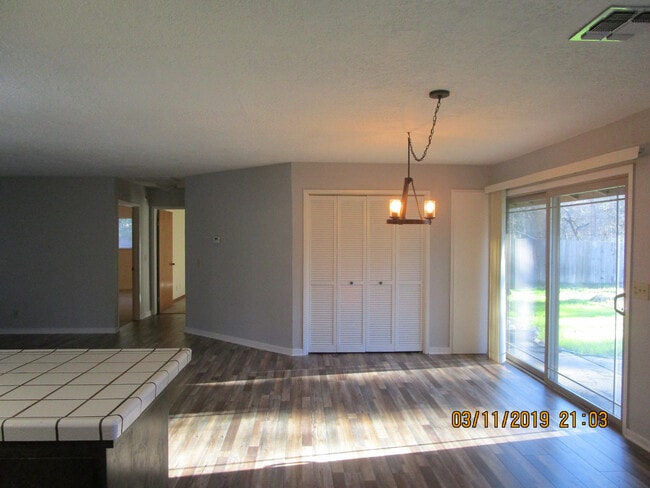 Building Photo - INCREDIBLE LOCATION!!! Quaint and Quiet an...