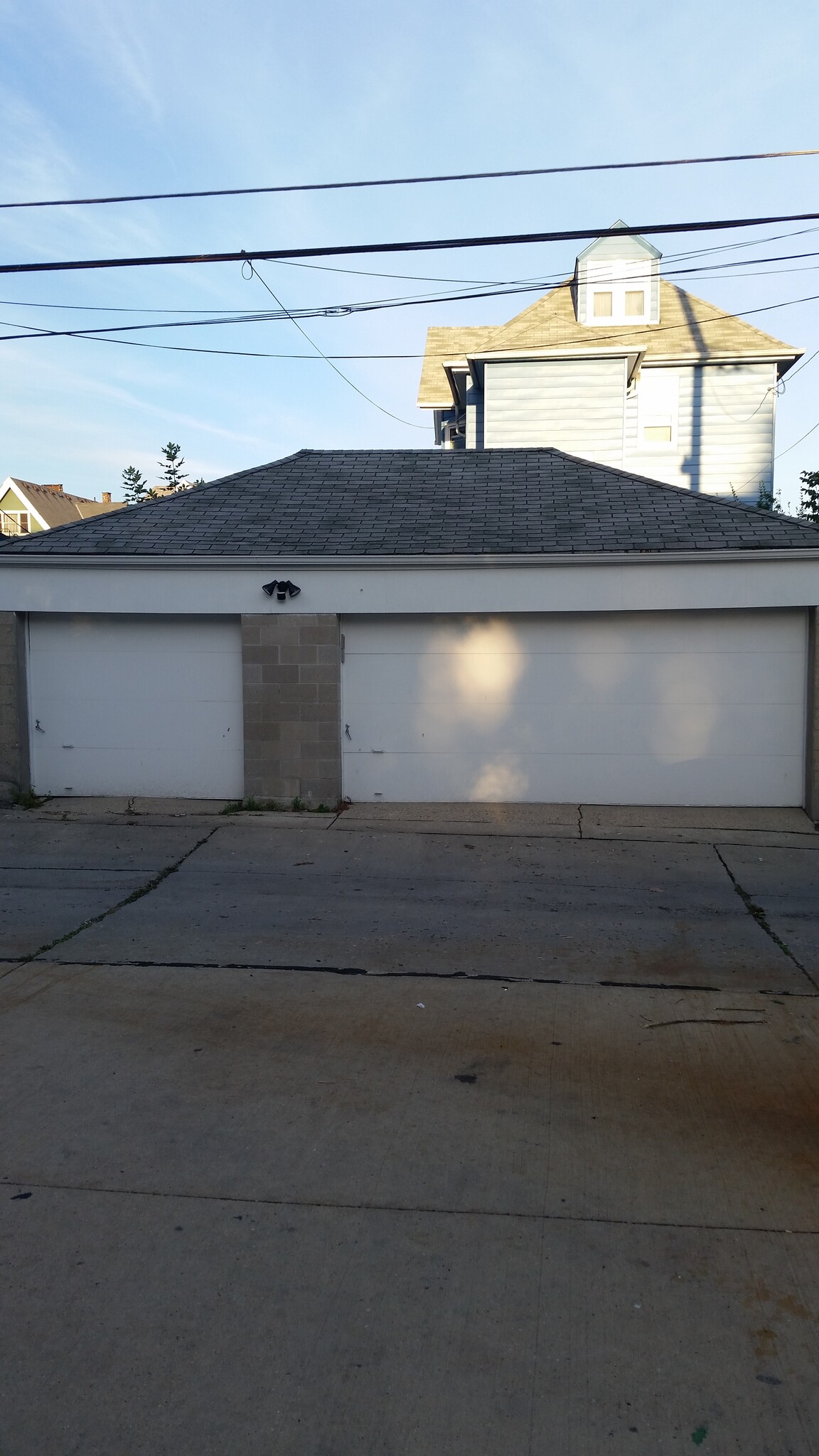 Building Photo - 1668 N Van Buren St