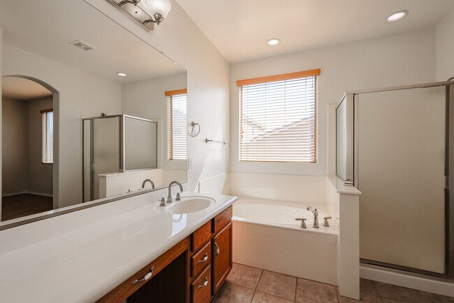 Building Photo - Charming 4 Bed 2 bath 2 Car Garage Home in...
