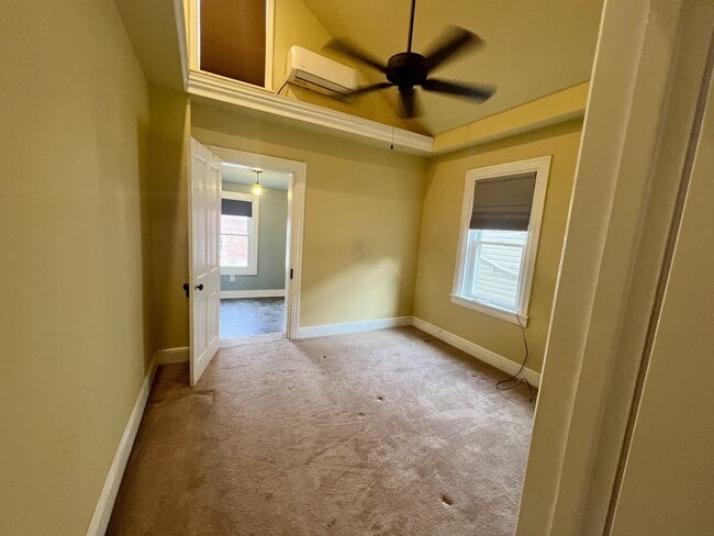 Building Photo - 533 W Walnut St