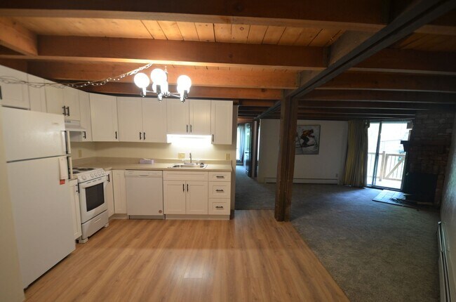 Building Photo - Treehouse condo!  Utilities included! New ...
