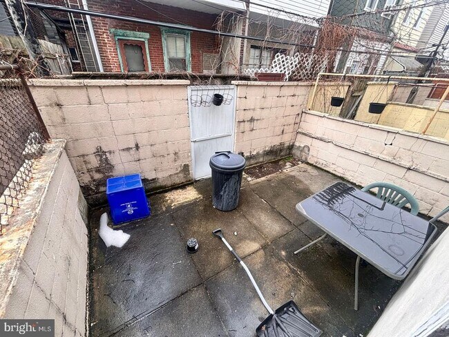 Building Photo - 2124 S Mole St