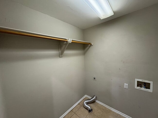 Building Photo - Charming 3 bedroom home with storm shelter...