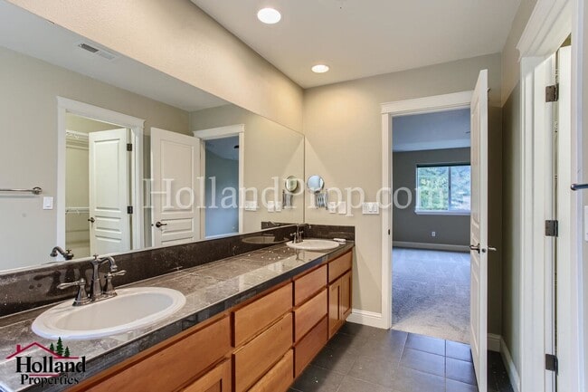 Building Photo - Bright & Spacious 3-Bedroom Hillsboro Home Backing to Green Space!