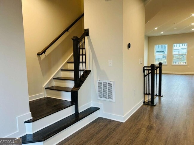 Building Photo - 420 Thatch Ter