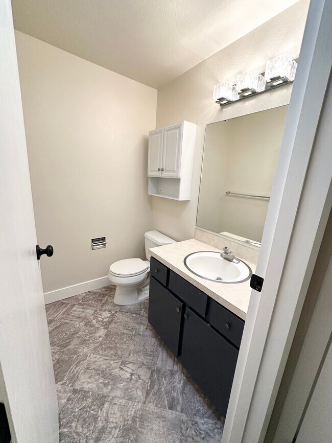 Building Photo - For Rent – 4302 W Kennewick Ave #1