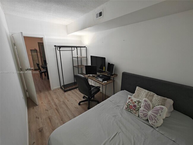 Building Photo - 905 Brickell Bay Dr