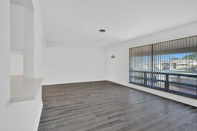 Building Photo - Beautiful 3 bedroom 2 bath Home in Miramar...