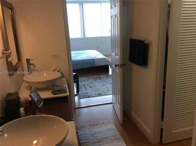 Building Photo - 1345 Lincoln Rd