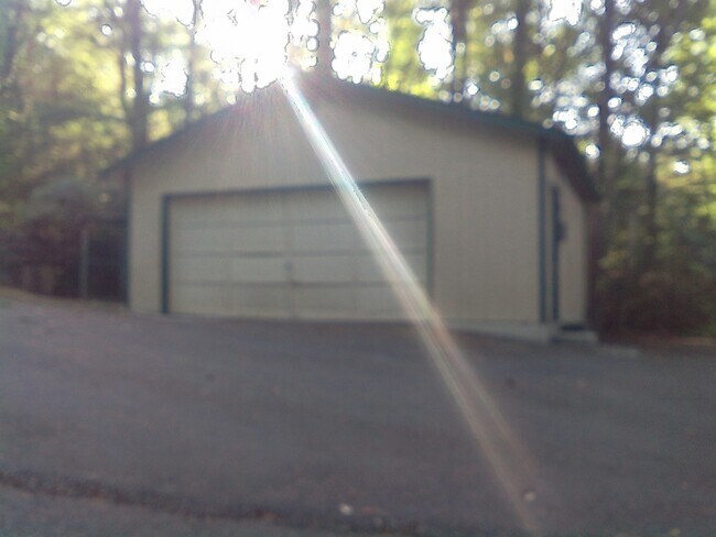 Building Photo - Large Shop Perfect for a home based business, plus 136 feet of waterfront.