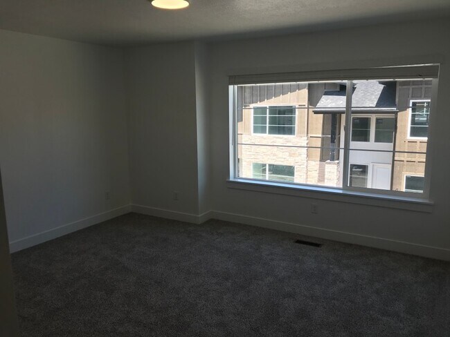 Building Photo - 417 W 40 S