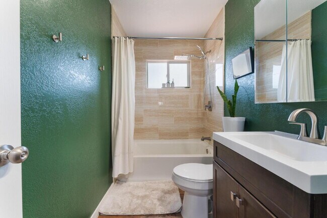 Building Photo - 2 Bedroom 1 bath Single Story Home on Large Lot with Solar and Water Purification