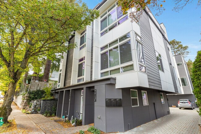 Building Photo - 9413A Roosevelt Way NE