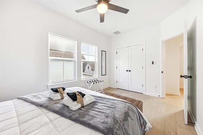 Building Photo - 1034 Grant Wood Ave