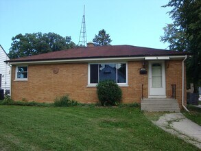 Building Photo - 3 Bedroom, 2 Bath Single Family Home in Quiet Kenosha Neighborhood