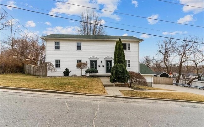 Building Photo - 190 Gladstone St