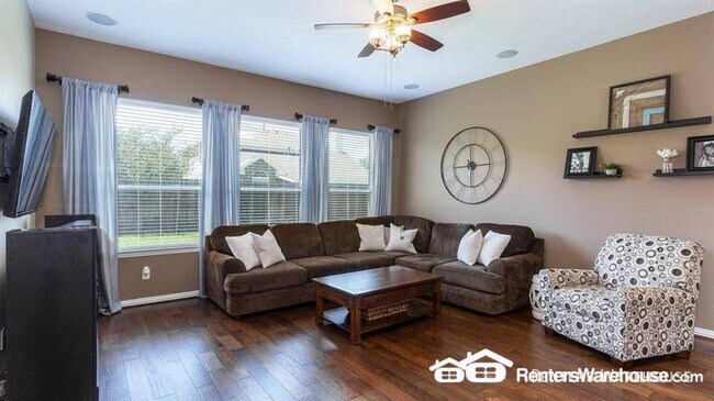 Building Photo - Stunning 3 bedroom, 2 bath in ideal location!