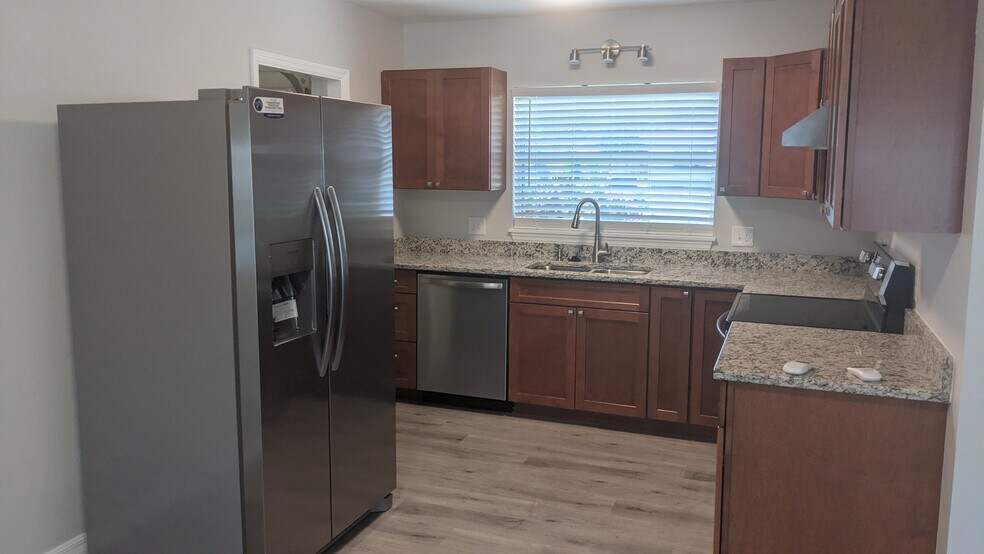 Building Photo - 2042 Harley Ave