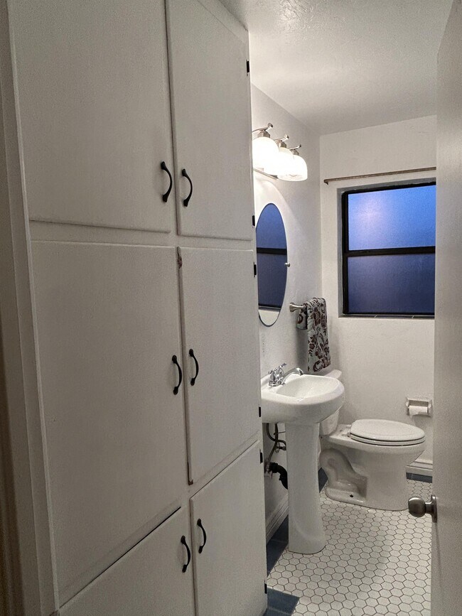 Building Photo - 902 S Fremont Ave