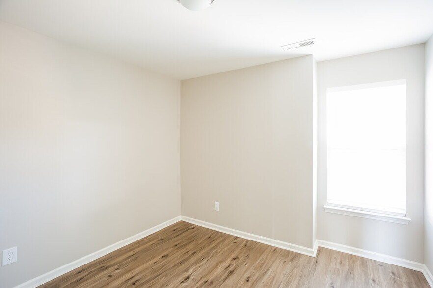 Building Photo - 420 Amir Cir