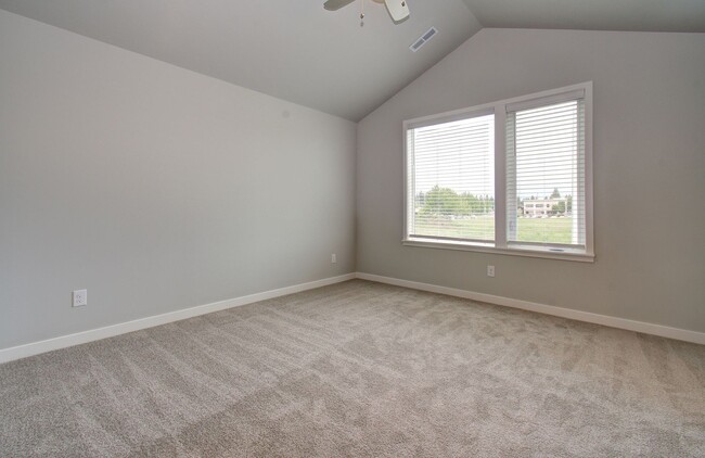 Building Photo - Beautiful Townhouse with Easy Access to Ev...