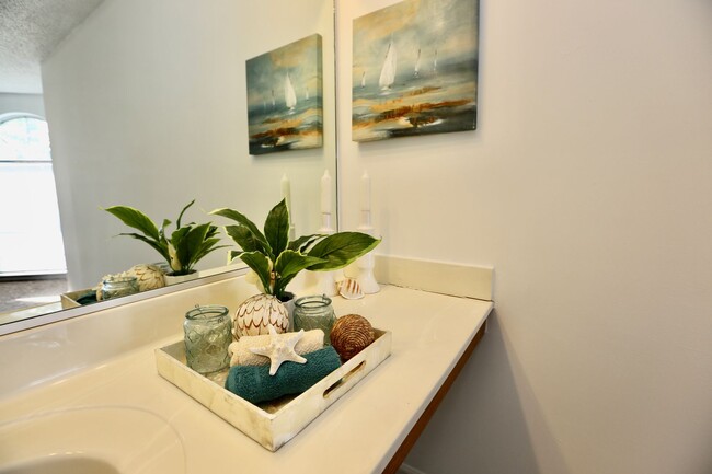 Building Photo - Updated Chimney Hill Condo Available 03-25...