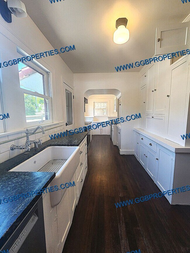 Building Photo - Come See this SAT! 06/27/26 - Live the Belmont Shore Lifestyle! Spanish 2 Bedroom / 1 Bath Home w...