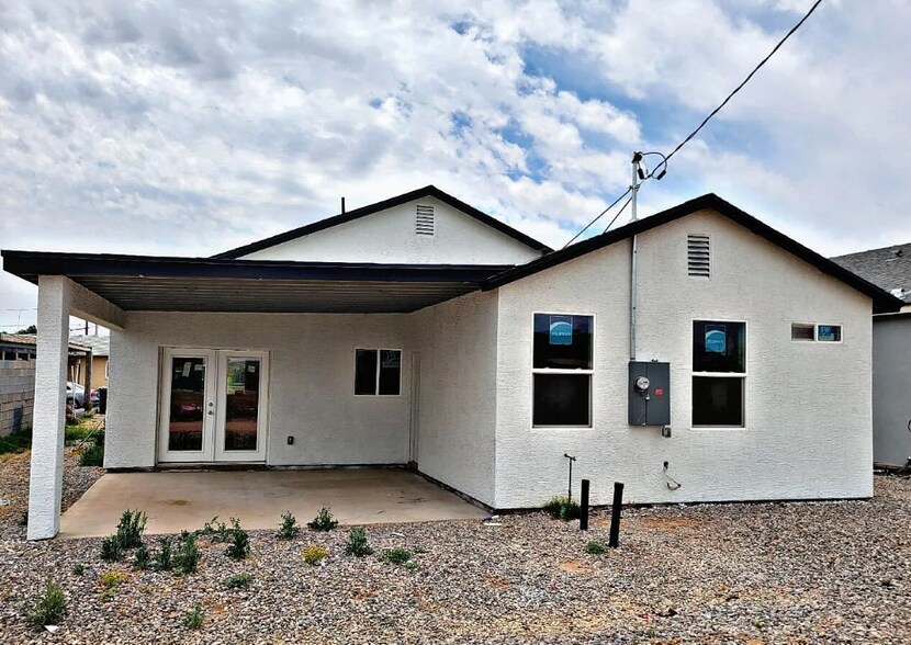 Building Photo - 1112 E 4th St