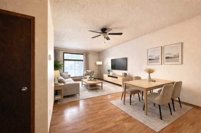 Building Photo - 3 bed, 2 bath Townhome - 1 Month Free on a 12-Month Lease!