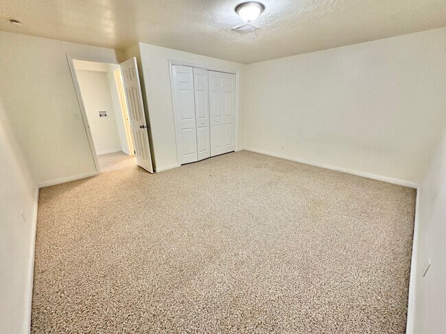 Building Photo - 4 bedrooms plus 2 additional areas. Price Reduced!!