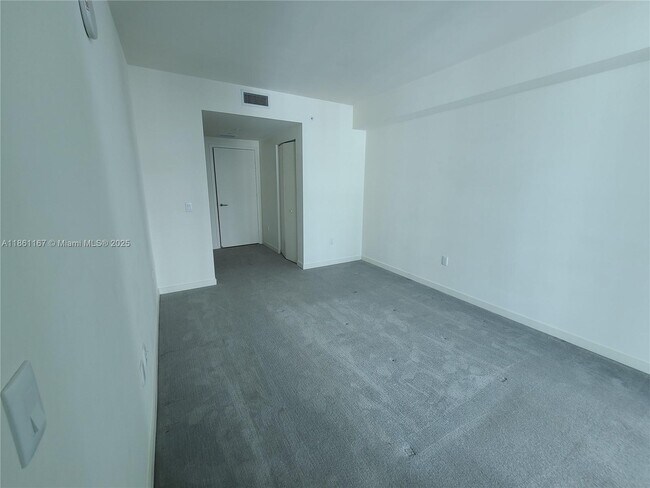 Building Photo - 1100S S Miami Ave