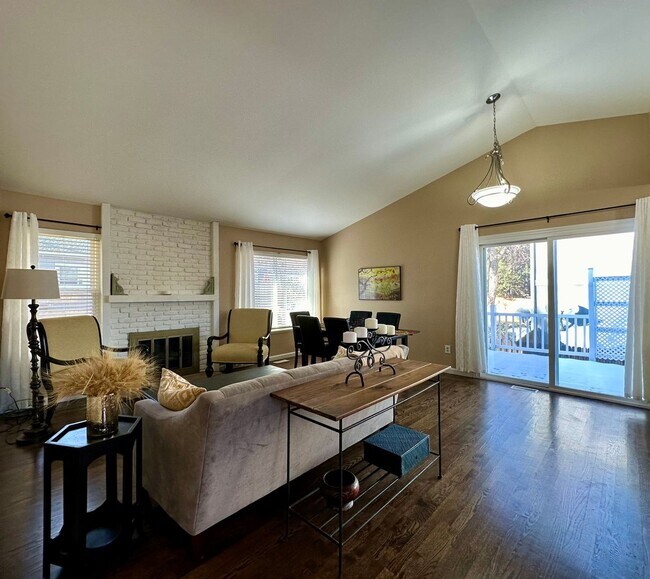 Building Photo - Fully Furnished 4 bedroom 2 bath home is Englewood Available NOW!!