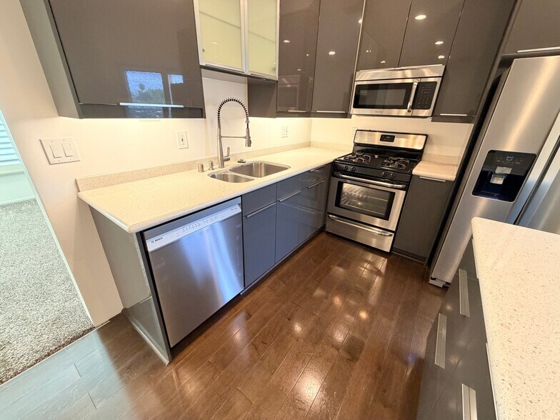 Building Photo - 1119 Poinsettia Dr