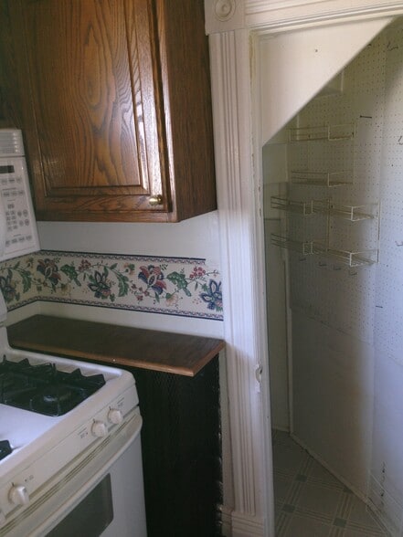 Pantry - 422 N 9th Ave W