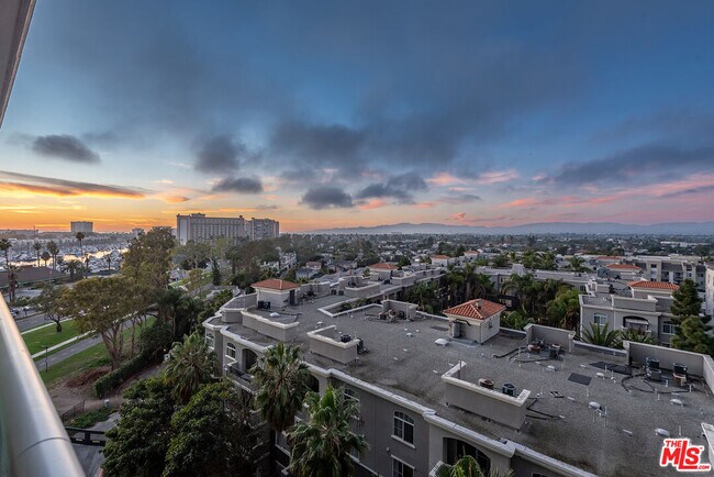 Building Photo - 13700 Marina Pointe Dr