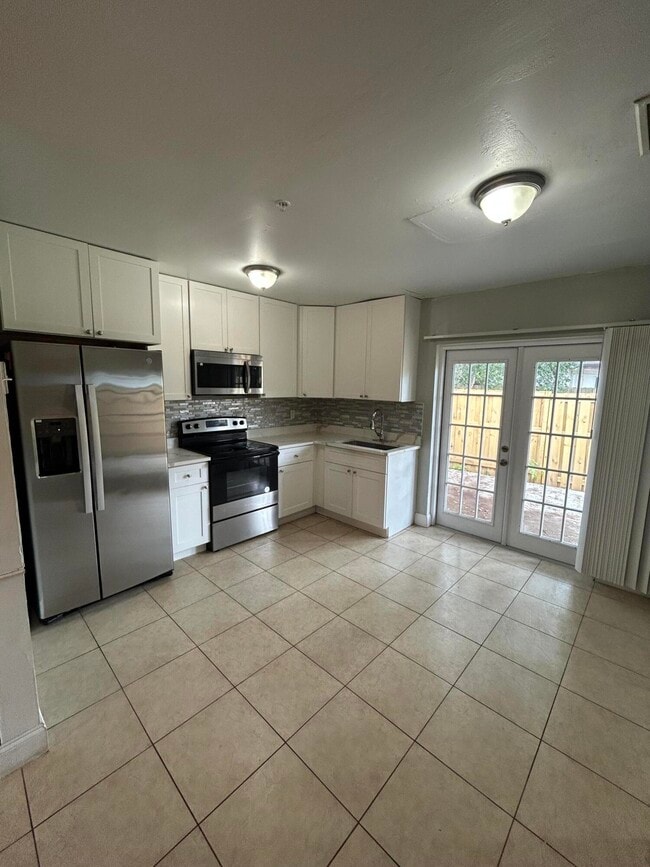 Building Photo - 3045 Jackson Ave