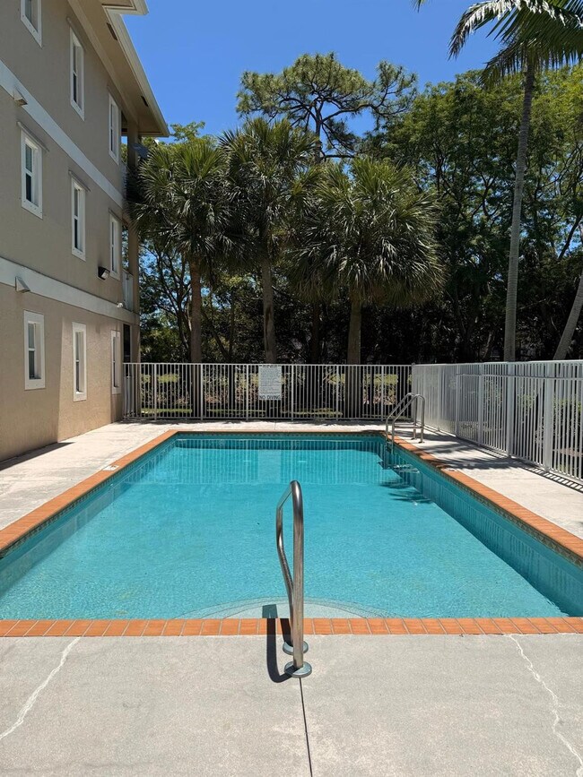 Building Photo - 2941 Riverside Dr