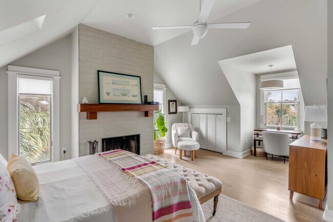 Building Photo - 209 Station 17 St