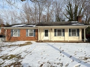 Building Photo - MOVE IN SPECIAL: 3 Bedroom, 2 Bathroom House in Burlington!