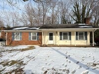 Building Photo - 3 Bedroom, 2 Bathroom House in Burlington!