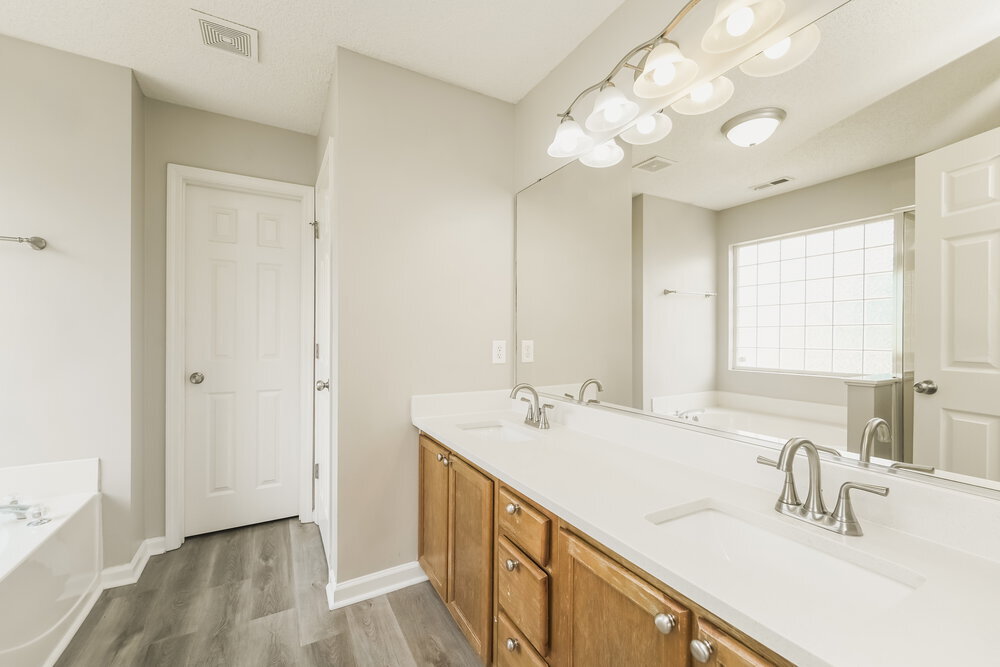 Building Photo - 707 Almora Dr