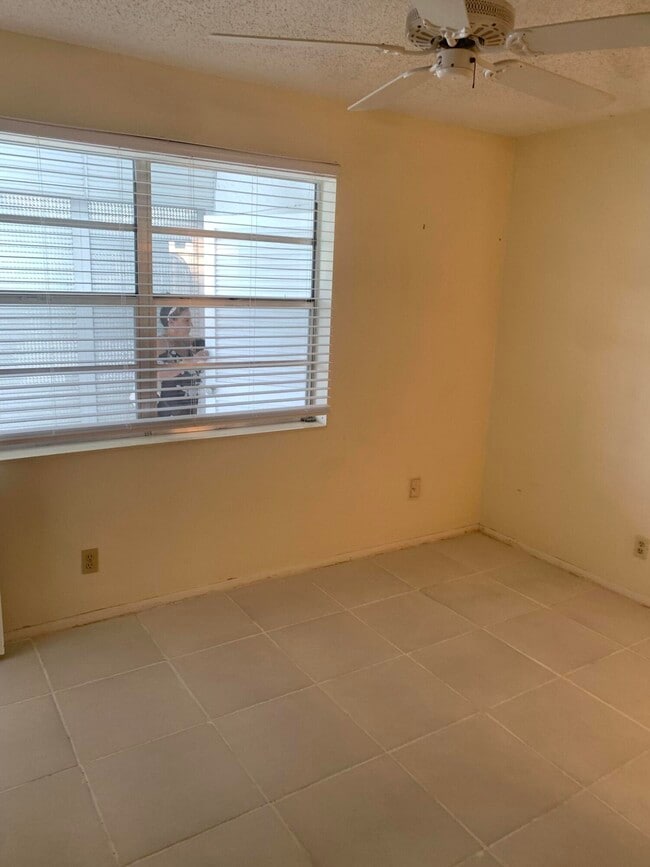 Building Photo - 220 Lake Constance Dr