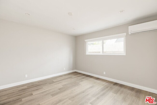 Building Photo - 1307 Tamarind Ave