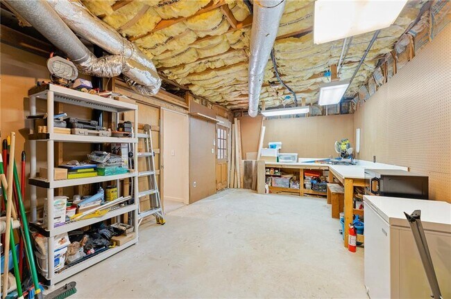 Building Photo - 908 Lenox Hill Ct NE
