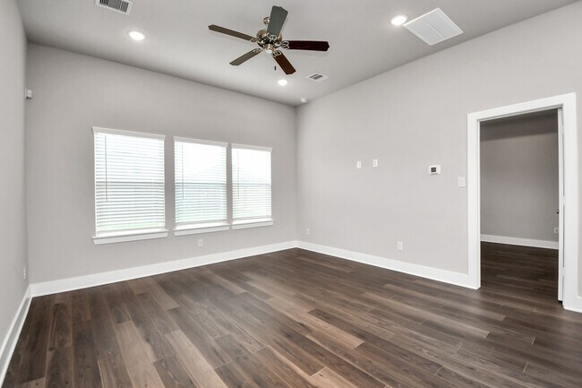 Building Photo - 10614 Wildflower Vw Dr