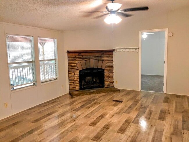Building Photo - 584 Mountain Ridge Dr