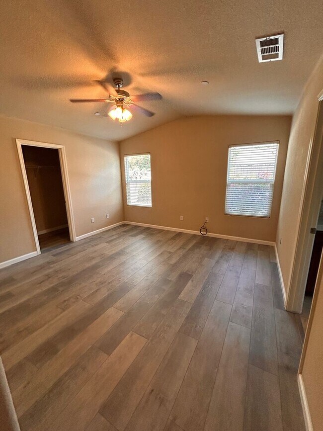 Building Photo - Nice home for rent in Visalia!