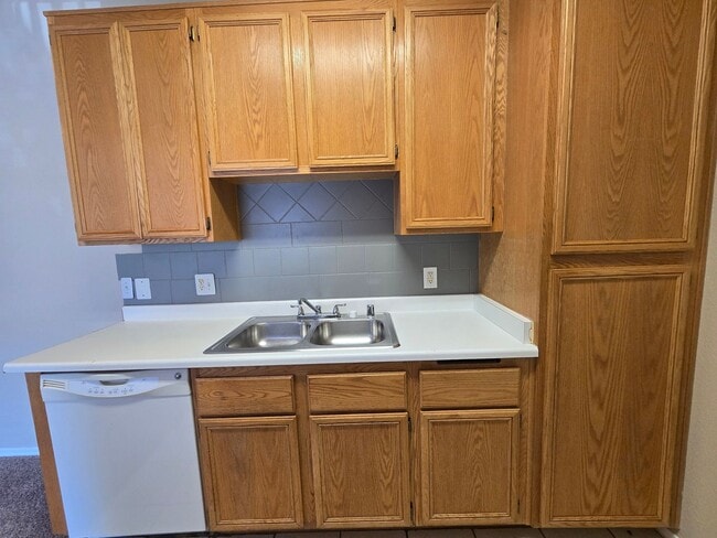 Building Photo - A Fabulous 2 Bedroom Downstairs Condo Cent...